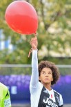 Sara Gama fa volare il palloncino per la giornata internazionale contro la violenza sulle donne