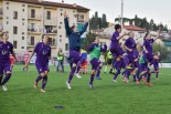 La Fiorentina festeggia la vittoria davanti ai tifosi