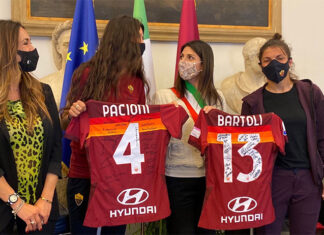Virginia Raggi riceve la Roma Femminile al Campidoglio: “Questo doppio risultato è la conferma che il calcio, come tutti gli altri sport, non è solo un’esclusiva maschile”