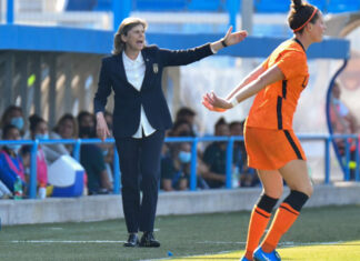 Milena Bertolini, commissaria della Nazionale, orgogliosamente dichiara: “E adesso il calcio femminile non si ferma più!”