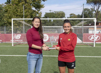 Annamaria Serturini premiata da Chiara Marchitelli come Calciatrice del mese AIC
