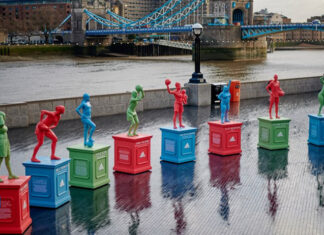 Vivianne Miedema, in una raffigurazione a Londra, con una statua che rappresenta le donne calciatrici nel mondo