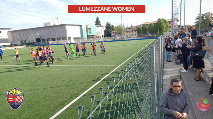 lumezzane-calcio-femminile-festeggia-sopo-la-vittoria-3-team