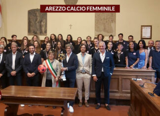 Arezzo si tinge di amaranto. La squadra ricevuta in Comune e la festa in Piazza Grande