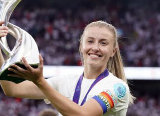 Le giocatrici Inglesi Leah Williamson e Lotte Wubben-Moy, incontrano il primo ministro britannico Liz Truss per la parità al calcio, per le ragazze nelle scuole