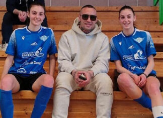 Radja Nainggolan assiste ad una gara di Serie A2 di futsal, in campo sua sorella