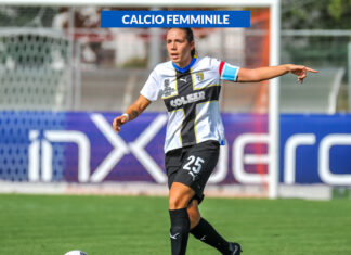 Il Parma batte 1-0 l’Arezzo nel recupero e aggancia la Ternana al primo posto: decisivo un gol di Ferrario