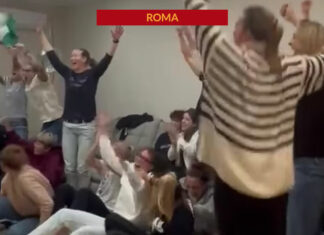 Le ragazze della AS Roma festeggiano nel salotto guardando il “derby d’Italia”!